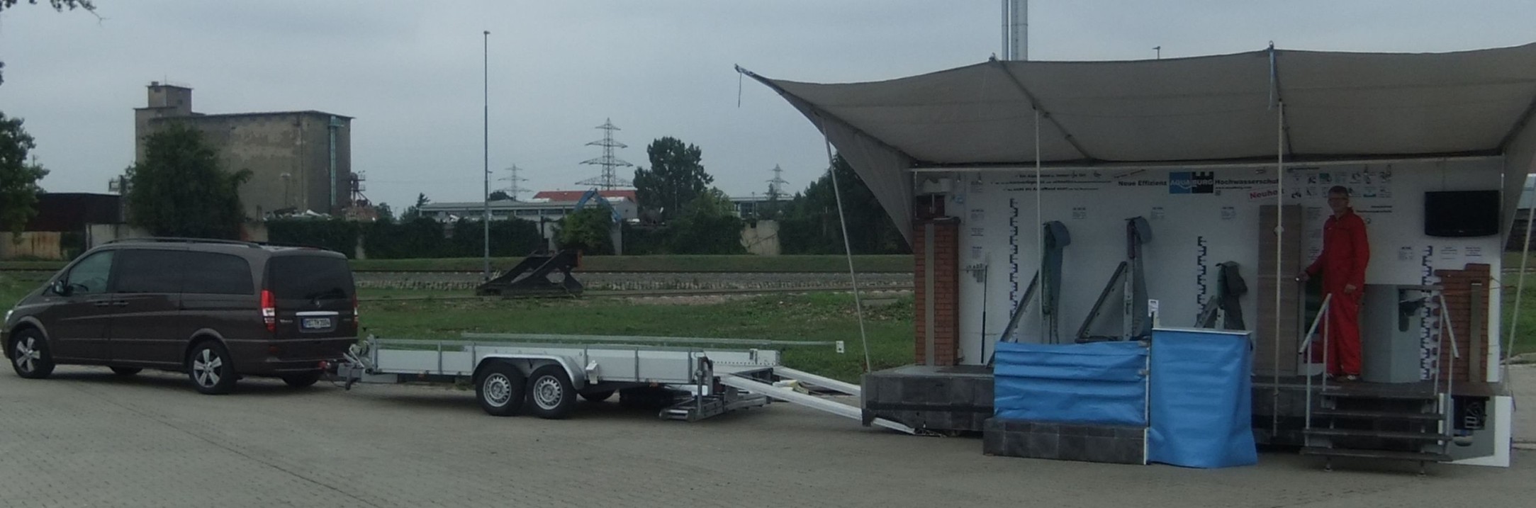 Der mobile Hochwasserschutz AquaWand und die Lagerboxen mit Aufbauwerkzeug auf dem Showmobil von AQUABURG Der mobile Hochwasserschutz AquaWand und die Lagerboxen mit Aufbauwerkzeug auf dem Showmobil von AQUABURG