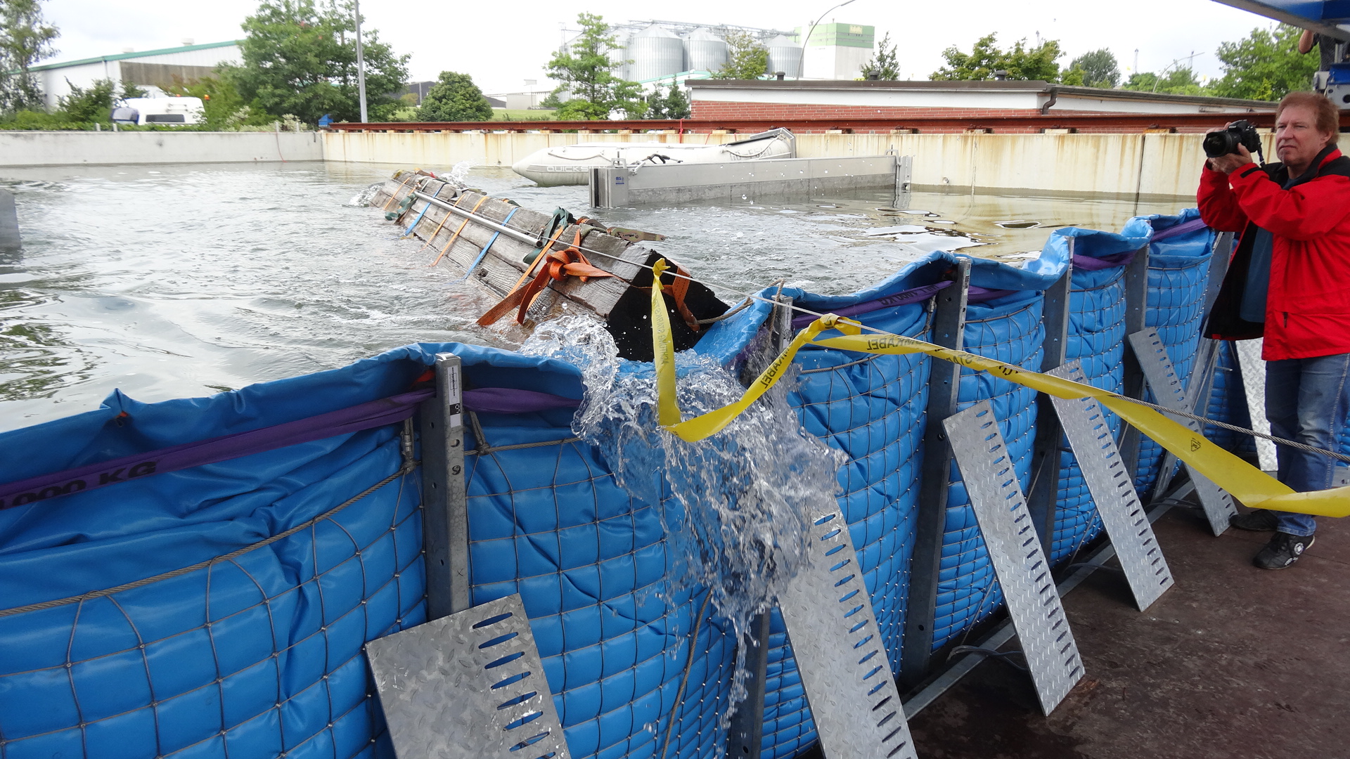Der Treibguttest des mobilen Hochwasserschutzsystems AquaWand in der Testanlage der TUHH Der Treibguttest des mobilen Hochwasserschutzsystems AquaWand in der Testanlage der TUHH