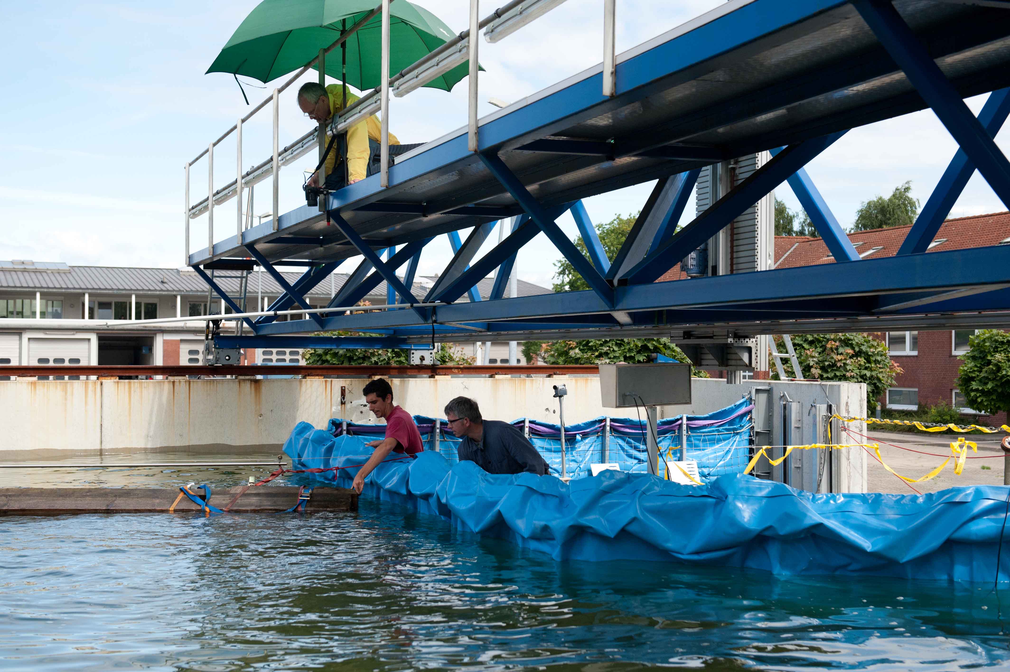 Das mobile Hochwasserschutzsystem, die AquaWand in der Testanlage der TUHH Das mobile Hochwasserschutzsystem, die AquaWand in der Testanlage der TUHH