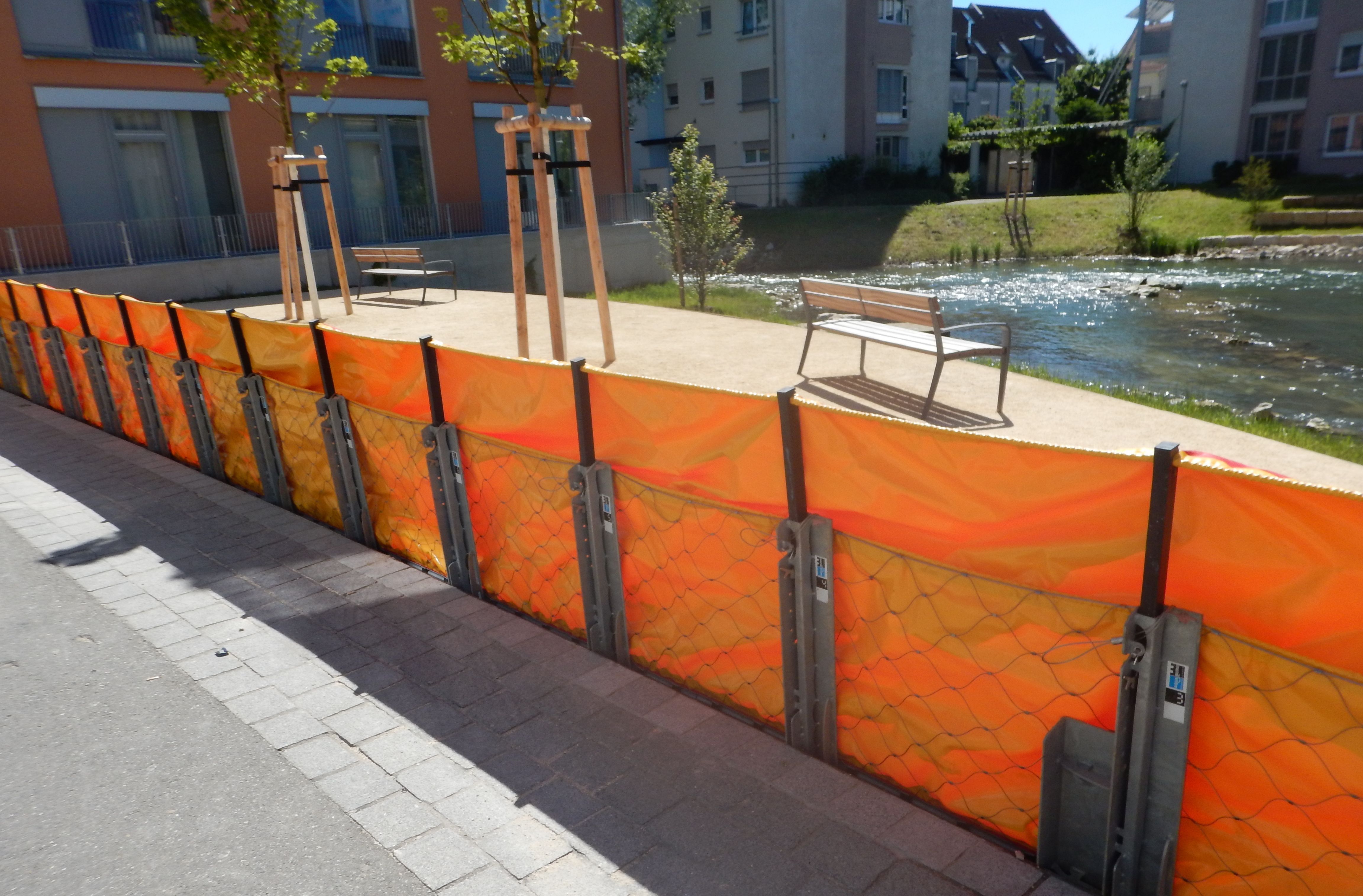 Der mobile Hochwasserschutz in Kirchehim unter Teck, die AquaWand ist aufgebaut Der mobile Hochwasserschutz in Kirchehim unter Teck, die AquaWand ist aufgebaut