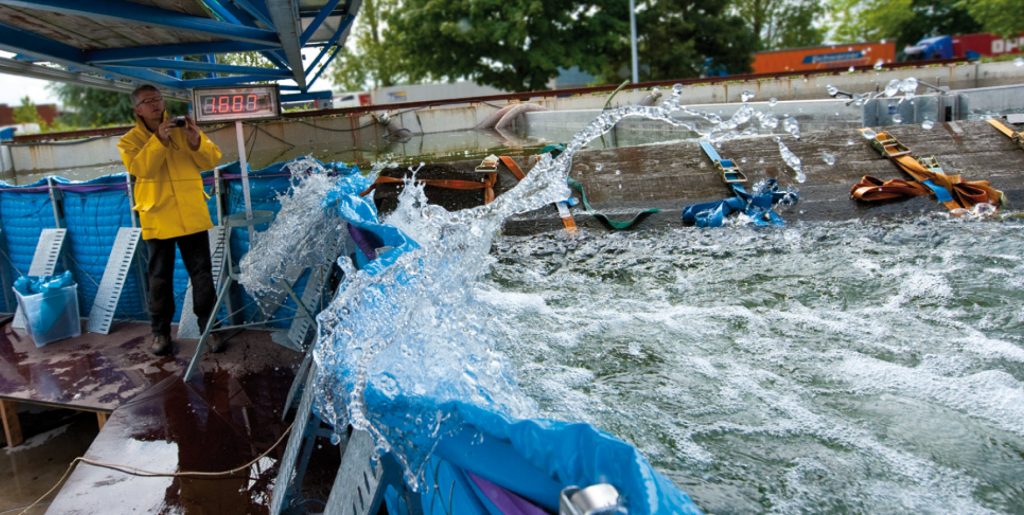 aquaburg-oben-aquawand-test-treibgutanprall-von-der-seite