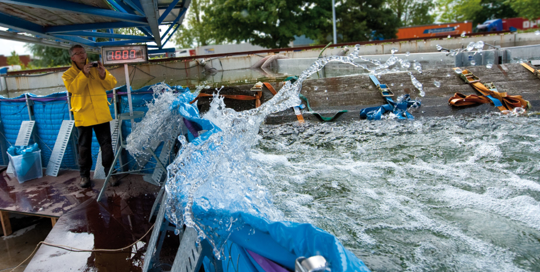 Treibgutanprall auf das mobile Hochwasserschutzsystem AquaWand Treibgutanprall auf das mobile Hochwasserschutzsystem AquaWand