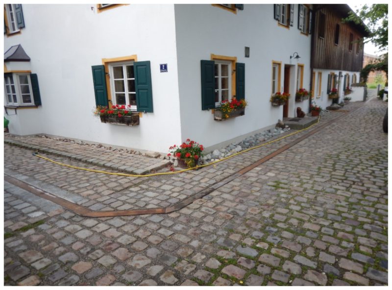 Die AquaWand aus Corten-Stahl eingebaut vor dem Gebäude