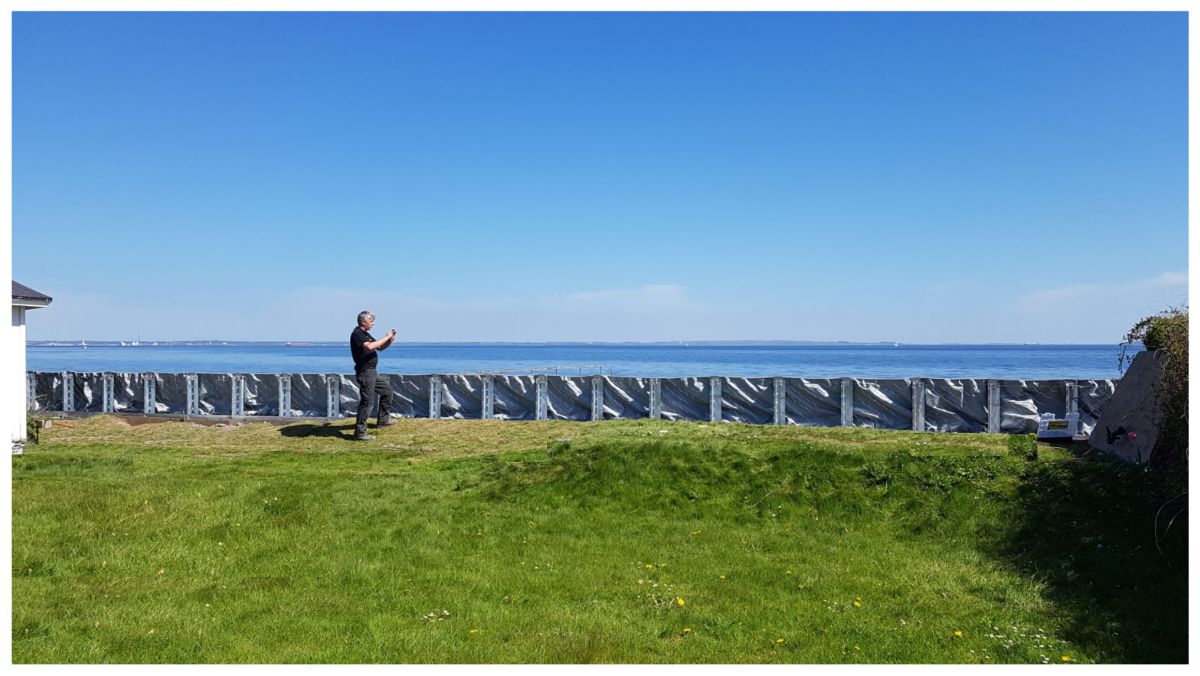 Die AquaWand aufgebaut an der Küste, Ansicht von der Landseite