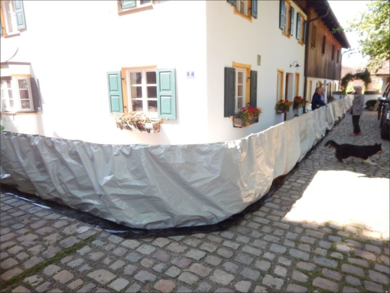 Die AquaWand aufgebaut an einem denkmalgeschütztem Haus