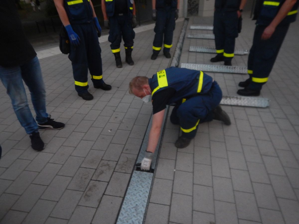 THW-Übung-Deckel-wird-geöffnet