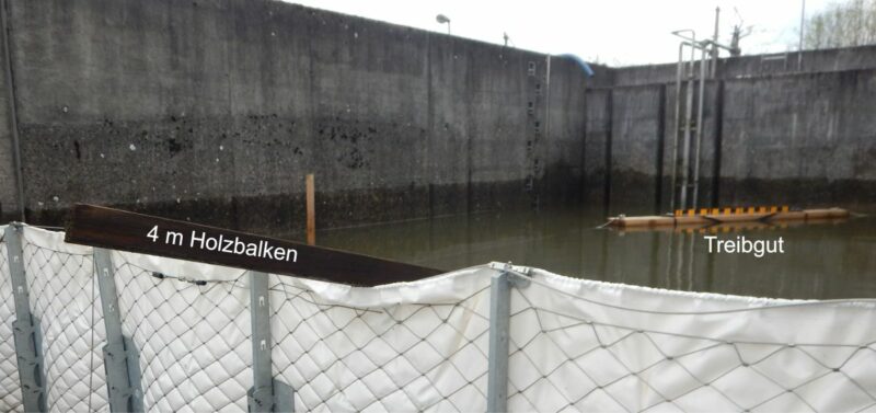 Holzbalken liegt auf der AquaWand