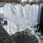 Die Aquawand wird in der WADI-Anlage mit einem starken Wasserstrahl getestet.