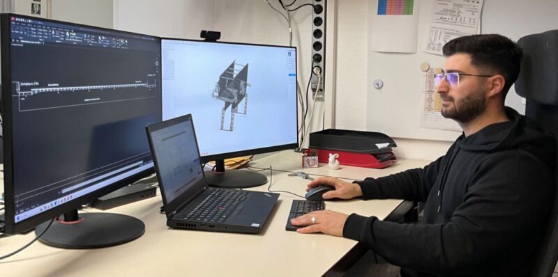 AQUABURG Konstrukteur arbeitet am CAD-Modell einer AquaWand am Schreibtisch