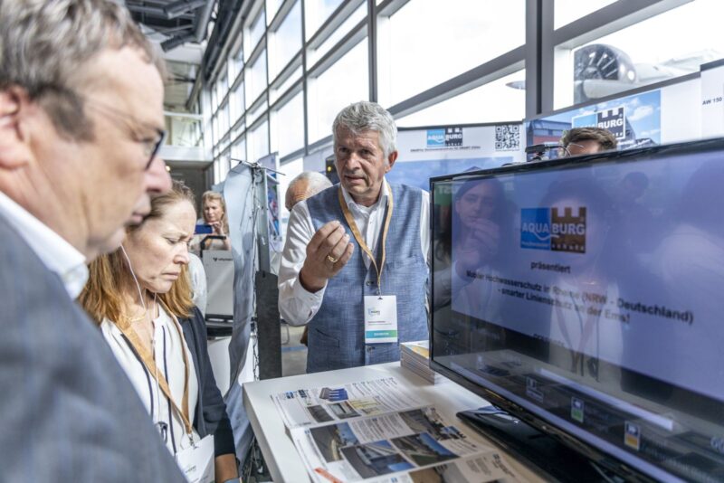 Umweltminister Oliver Krischer beim Messerundgang am AQUABURG-Stand auf der Resilience Expo 2026.
