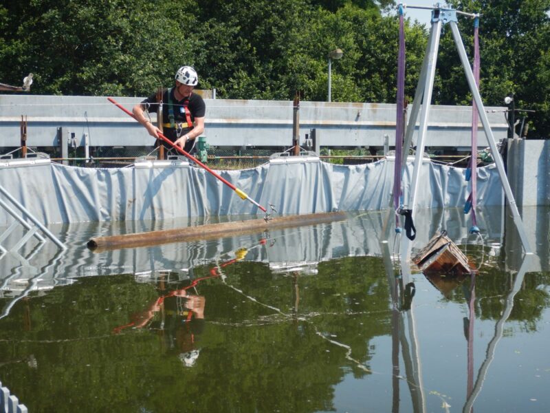 Treibgut vor de AquaWand400 während des Hochwasserschutz-Einsatzes